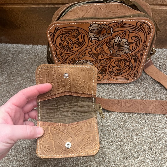 Handmade/ hand tooled leather sling/crossbody bag - Picture 4 of 4